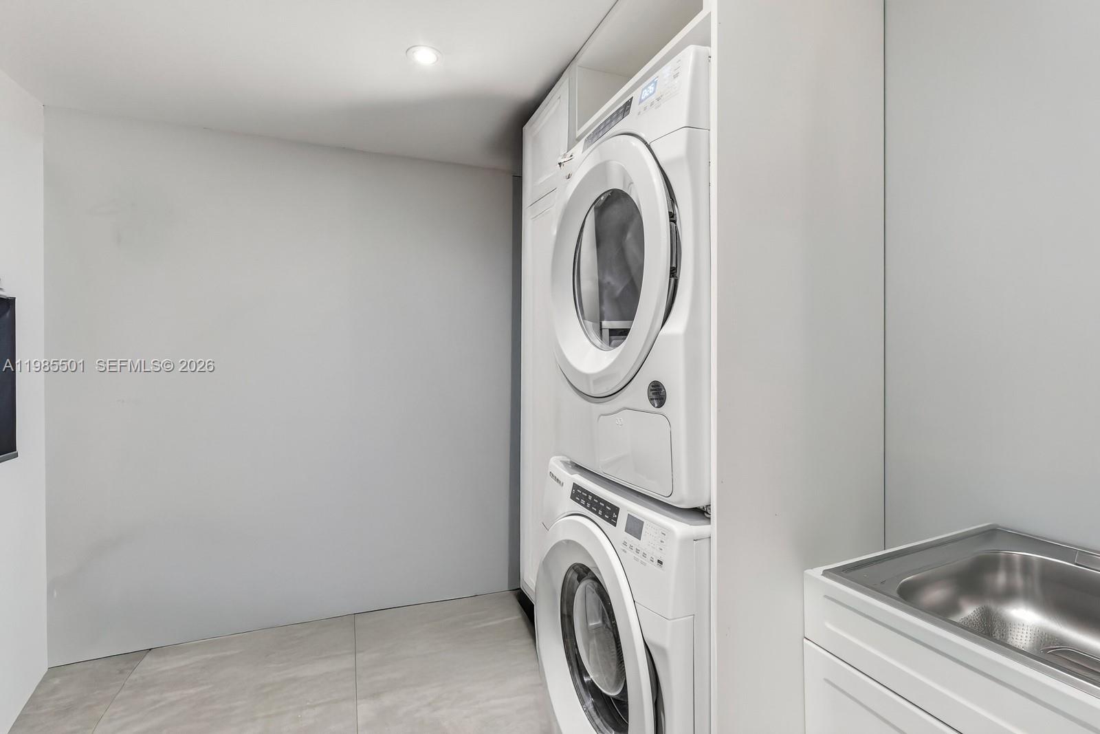 TOWERS OF KEY BISCAYNE CO - Residential Lease