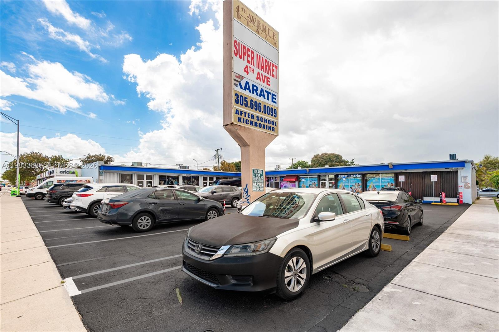 Main image without alt text