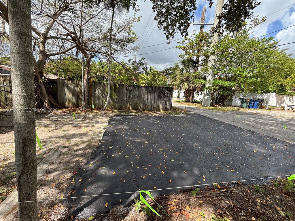 Photo of 825 NE 7th St #rear, Hallandale Beach, FL 33009 (MLS # A11979383)