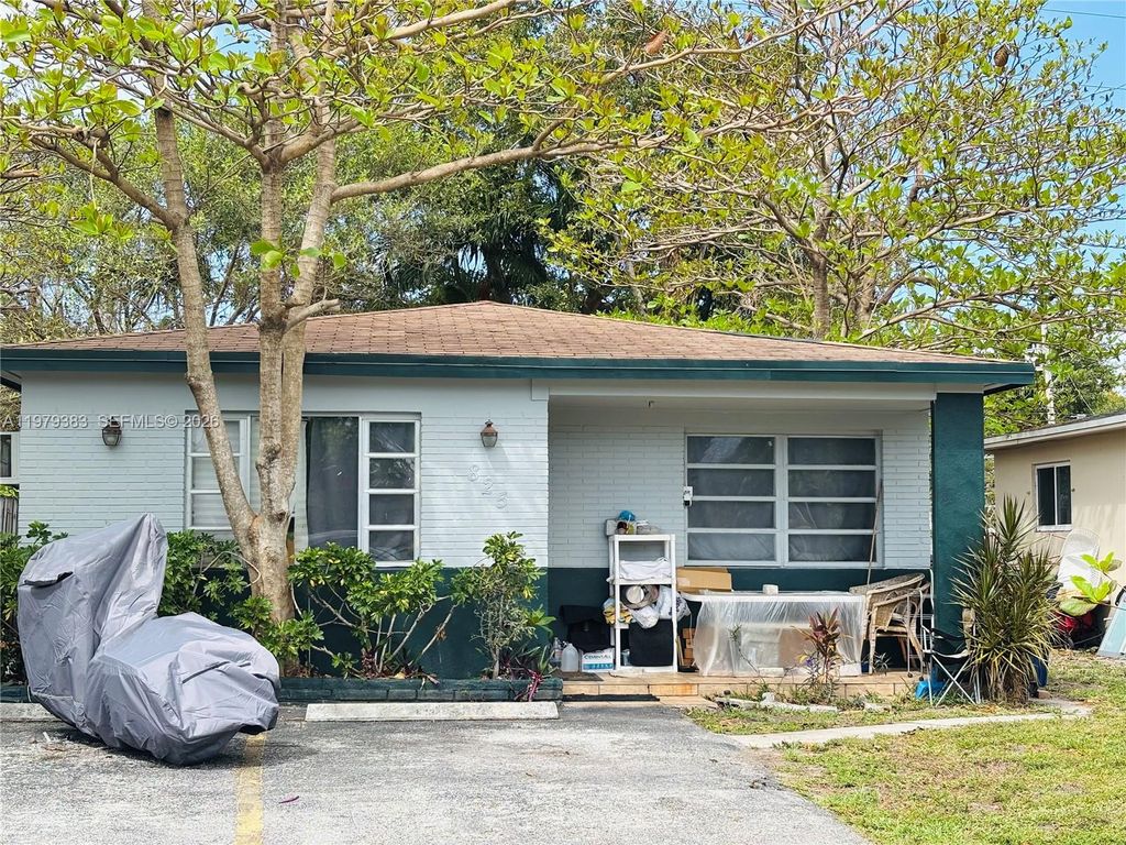 Photo of 825 NE 7th St #rear, Hallandale Beach, FL 33009 (MLS # A11979383)