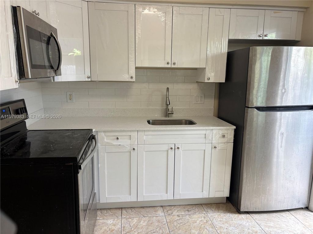 Photo of 825 NE 7th St #rear, Hallandale Beach, FL 33009 (MLS # A11979383)