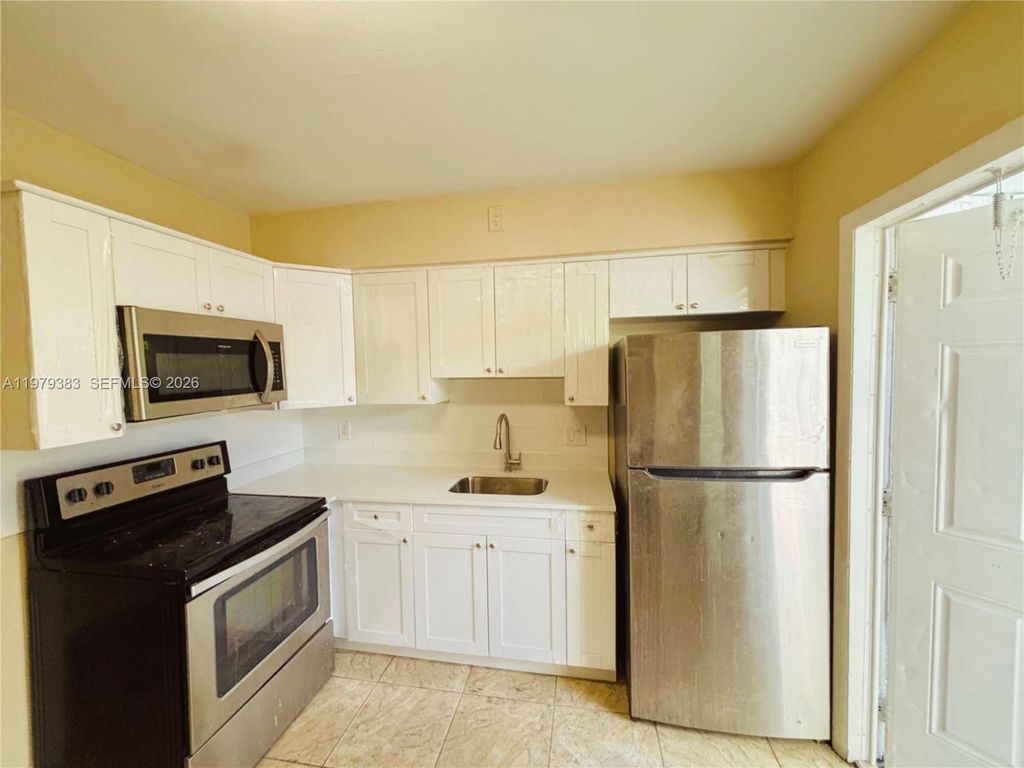 Photo of 825 NE 7th St #rear, Hallandale Beach, FL 33009 (MLS # A11979383)