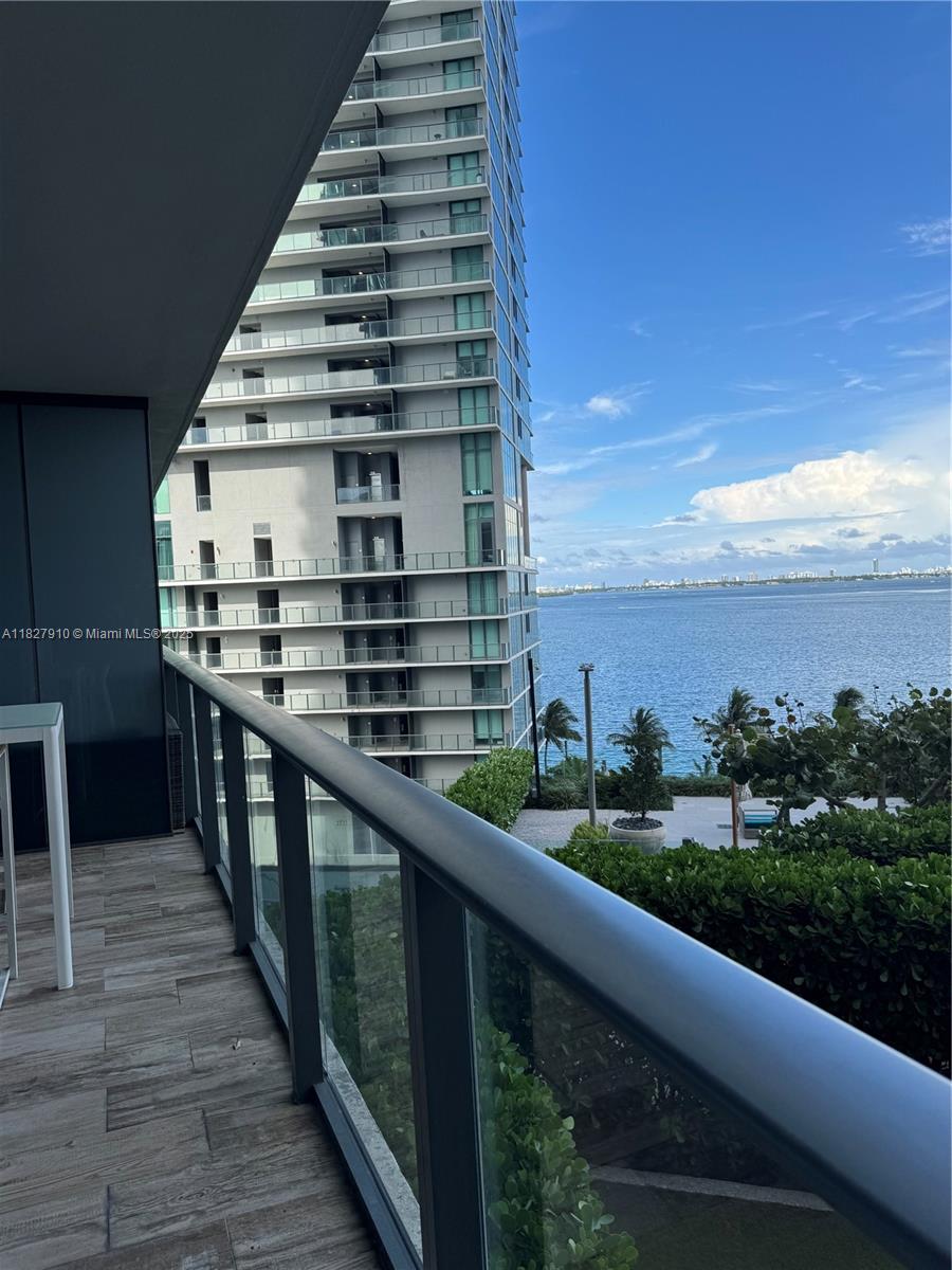 650 NE 32 st 605