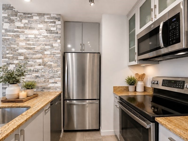 910 Bay Dr 15