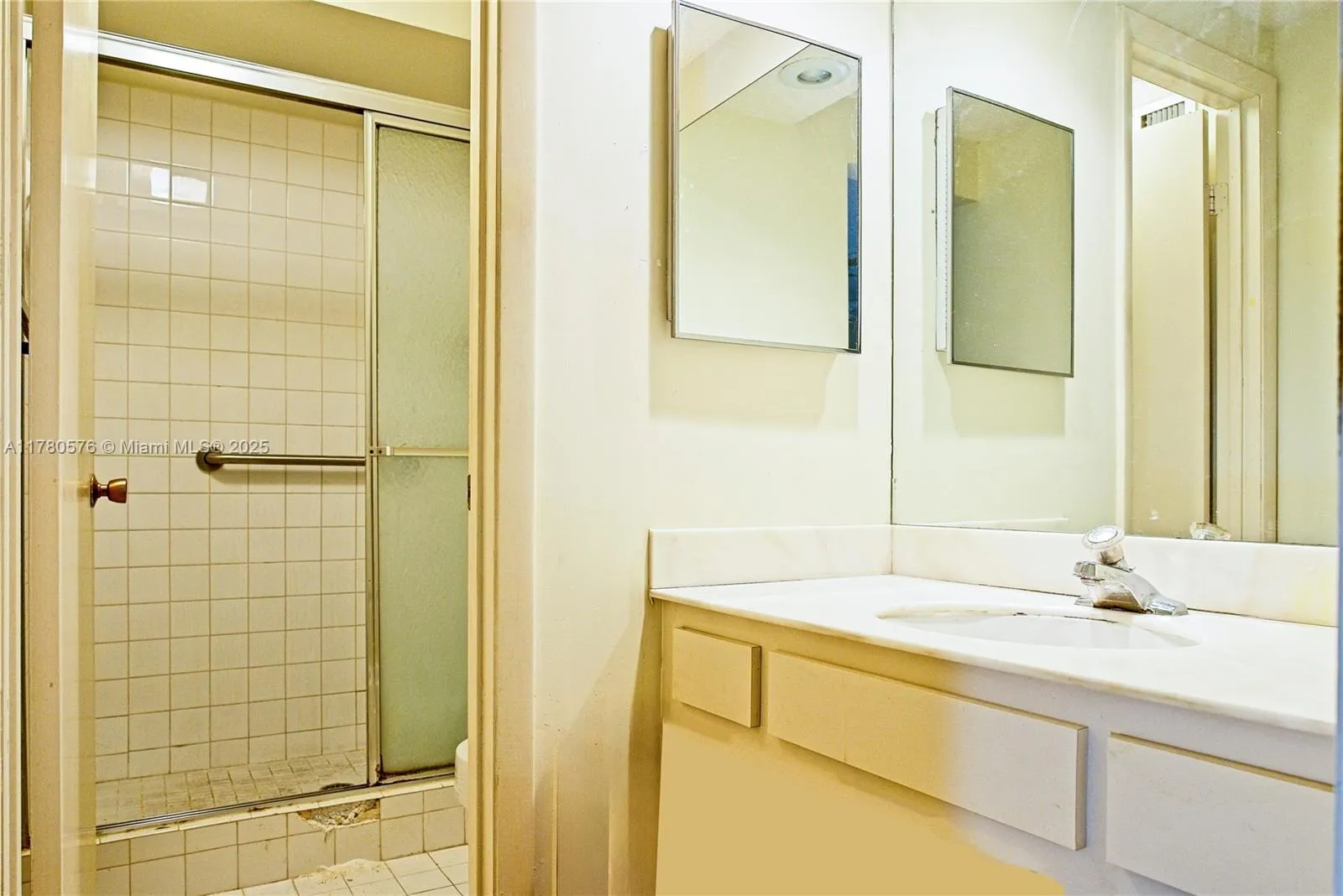 Pembroke Pines, Florida 33026, United States, 3 Bedrooms Bedrooms, ,3 BathroomsBathrooms,Residential,Active,113448