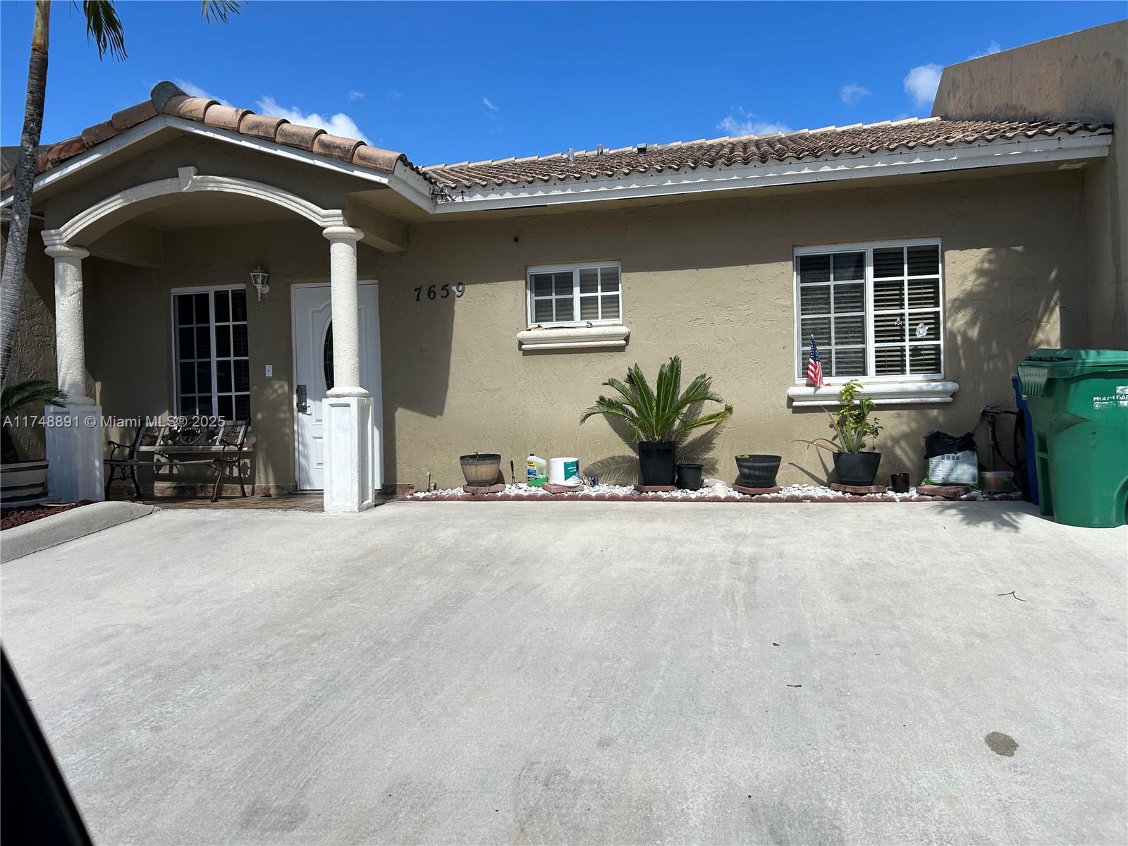 7659 Nw 182nd Ln 806, Hialeah, Miami-Dade County, Florida - 3 Bedrooms  
2 Bathrooms - 