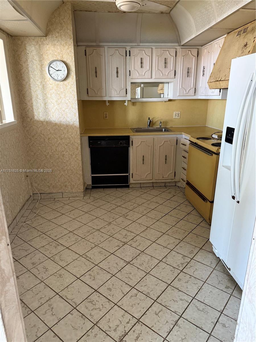 ADMIRALS PORT CONDO - Residential