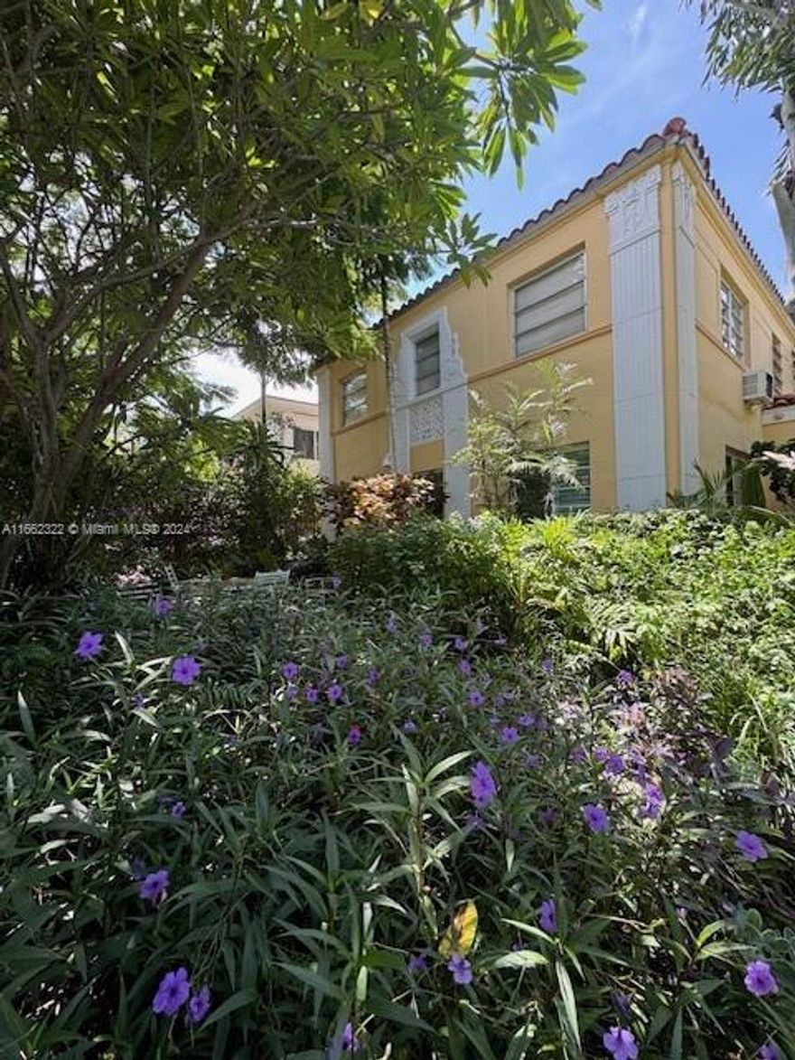 Cozy an generous 1 bedroom / 1 bathroom apartment located in the heart of South Beach. Large living area, separate Master Chef kitchen and lot of closet. Close to Flamingo Park, beach, Restaurants and shops.
