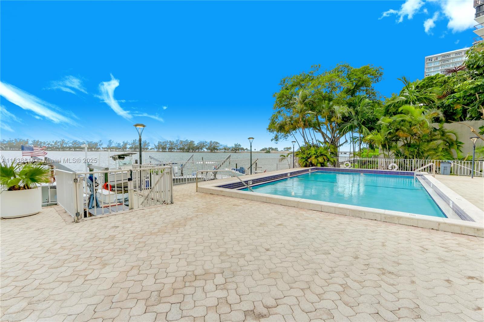 2201 Brickell Ave 22