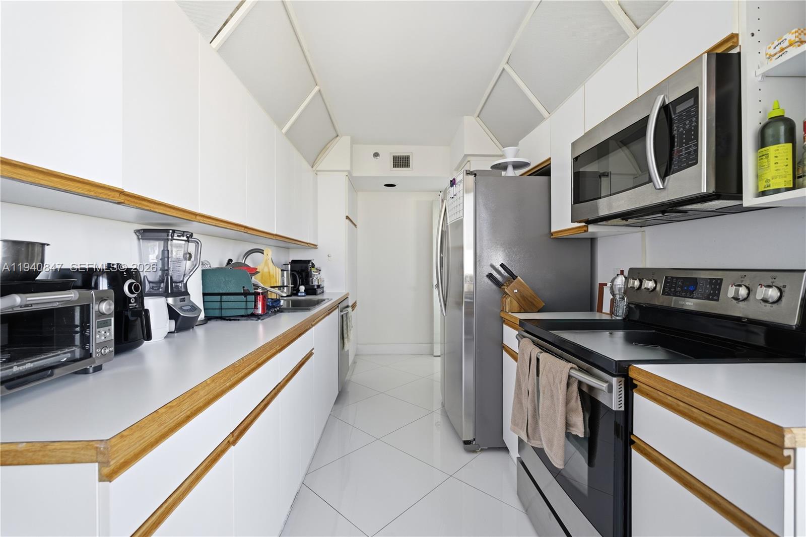 1000 ISL BLVD WILLIAMS IS - Residential