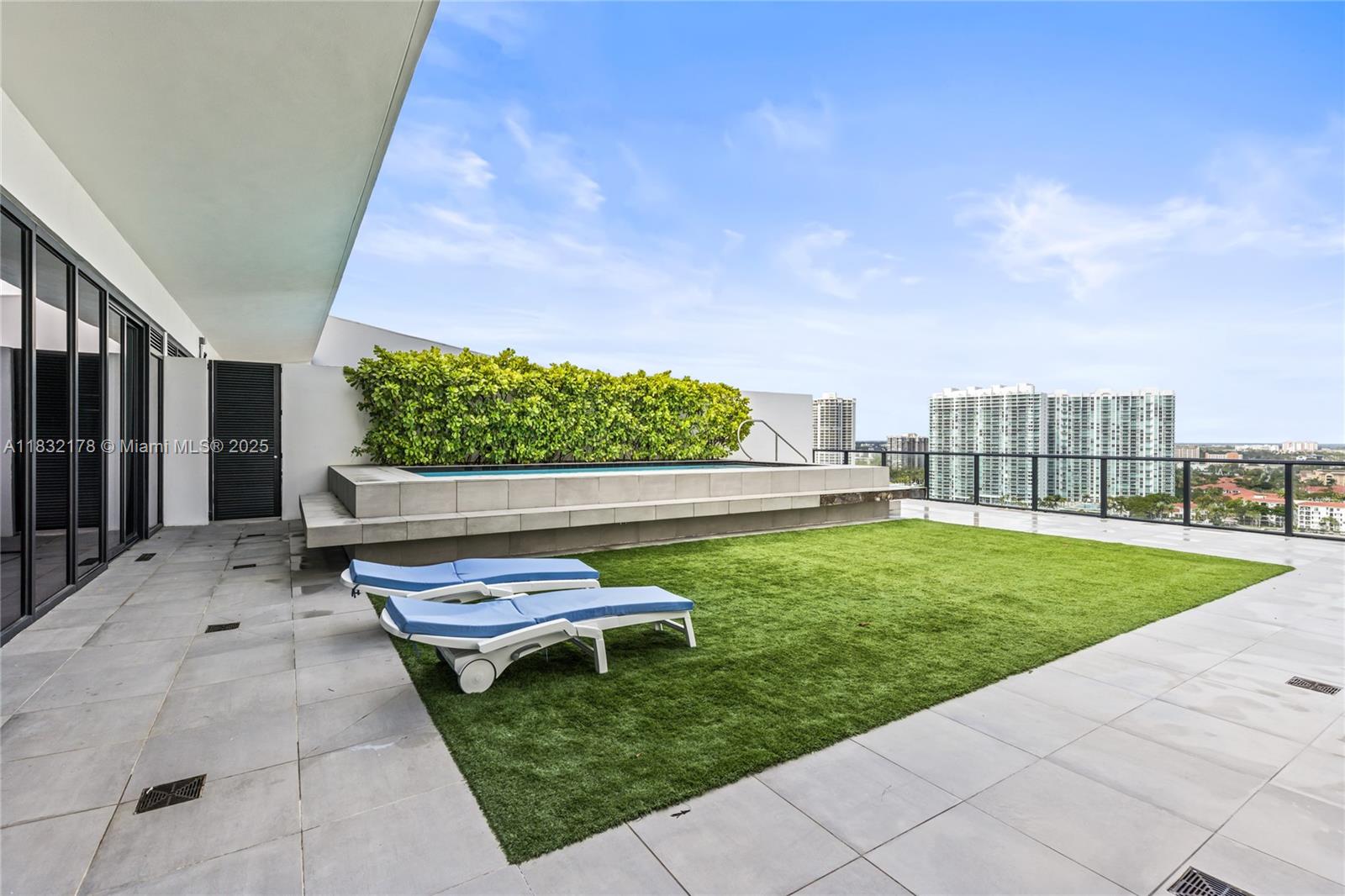 PRIVE CONDO - Residential