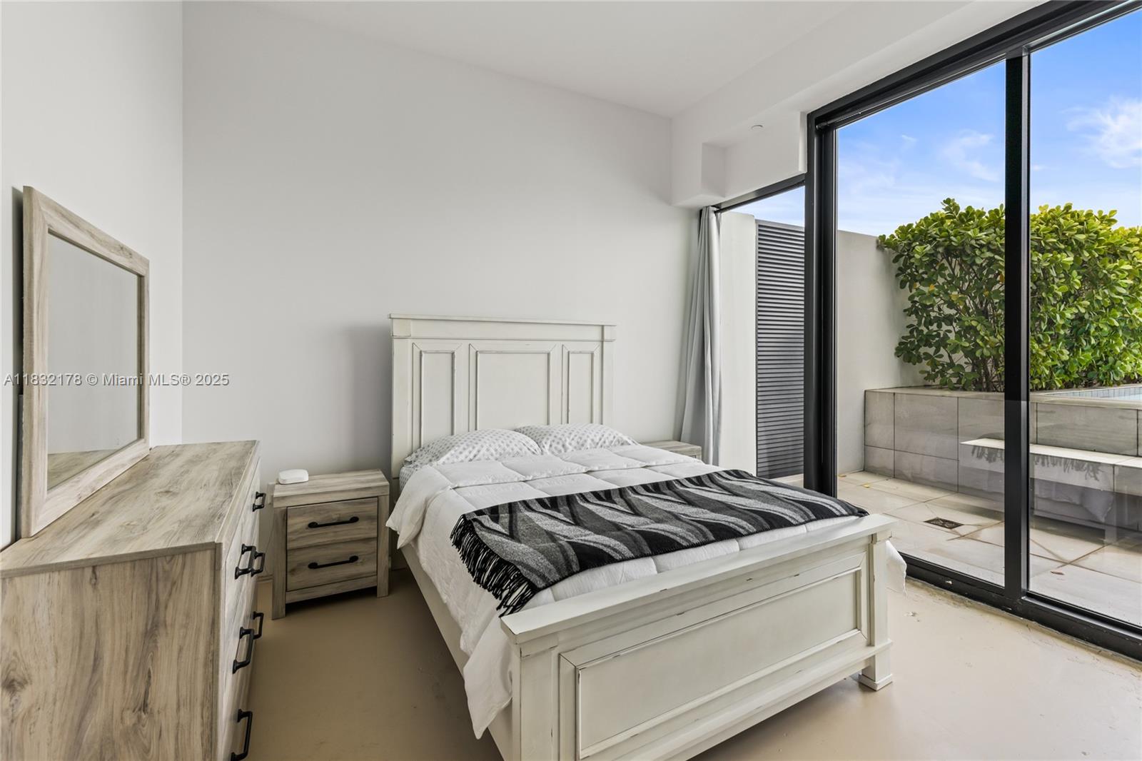 PRIVE CONDO - Residential