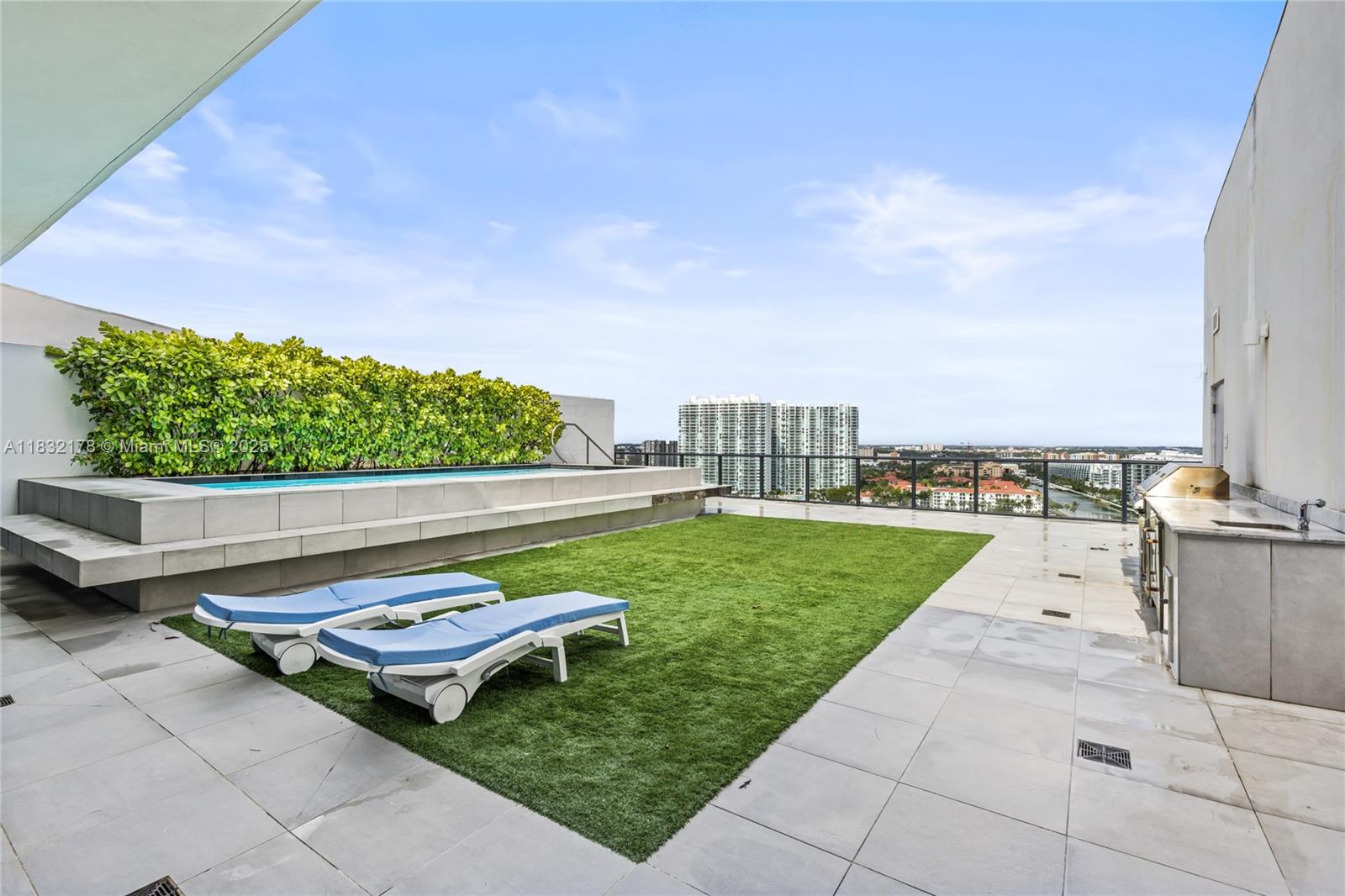 PRIVE CONDO - Residential