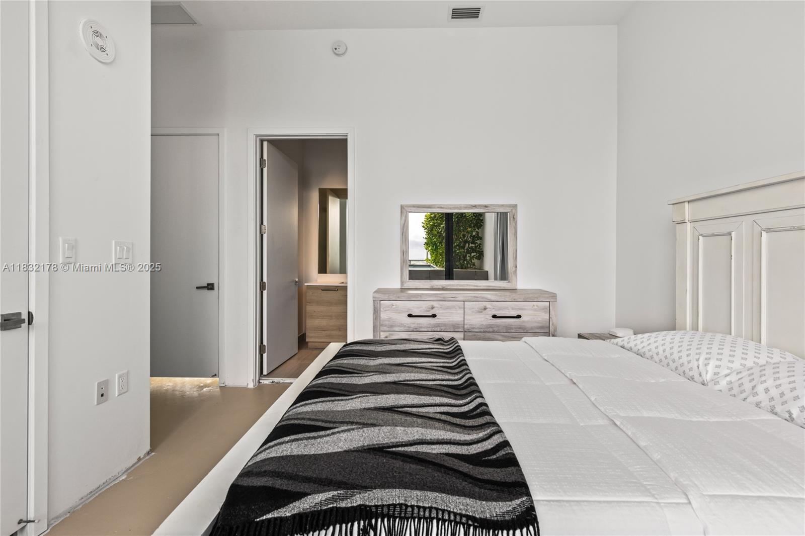 PRIVE CONDO - Residential