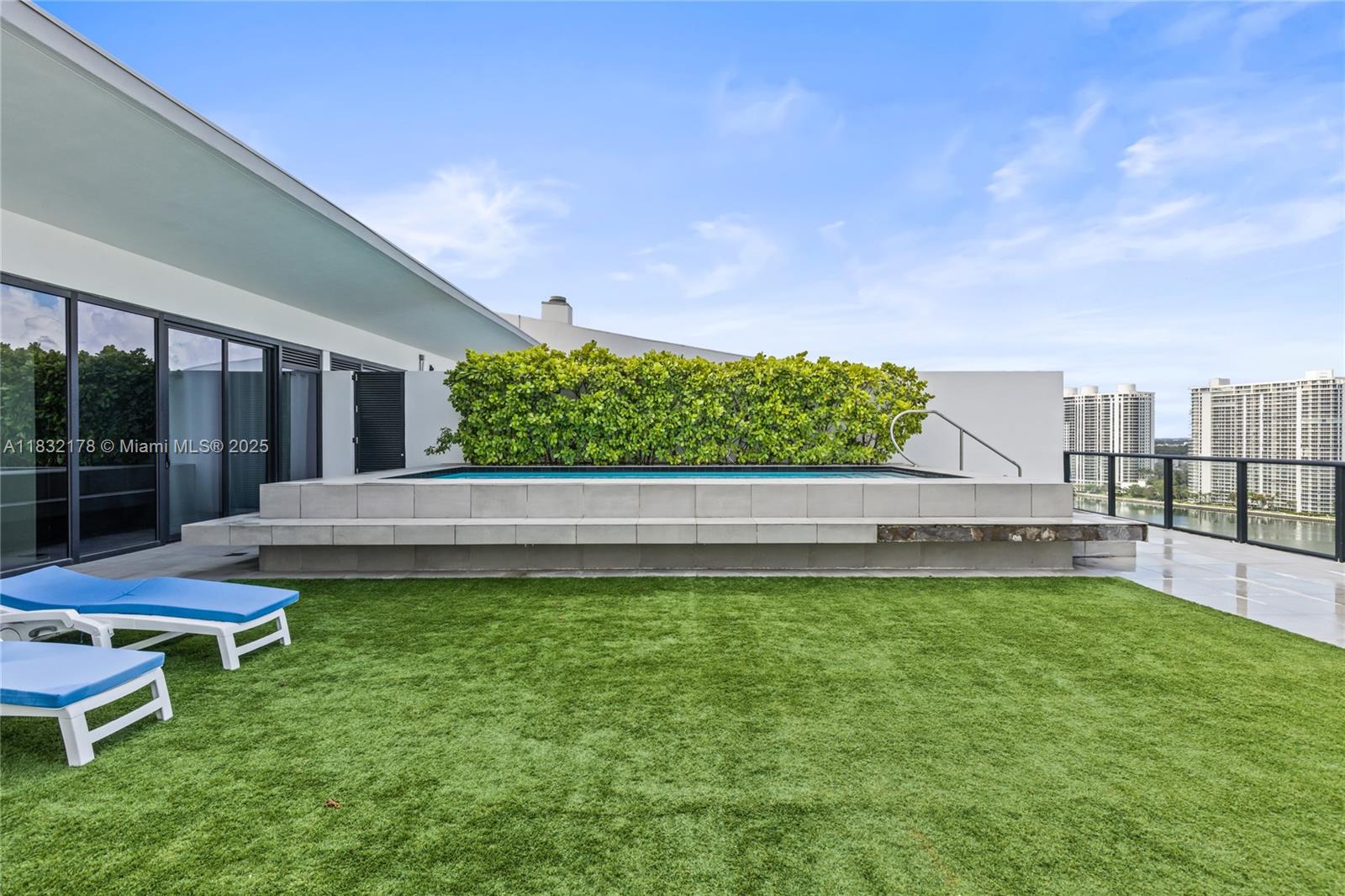 PRIVE CONDO - Residential