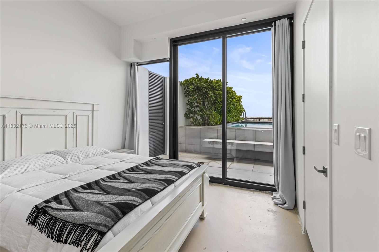 PRIVE CONDO - Residential