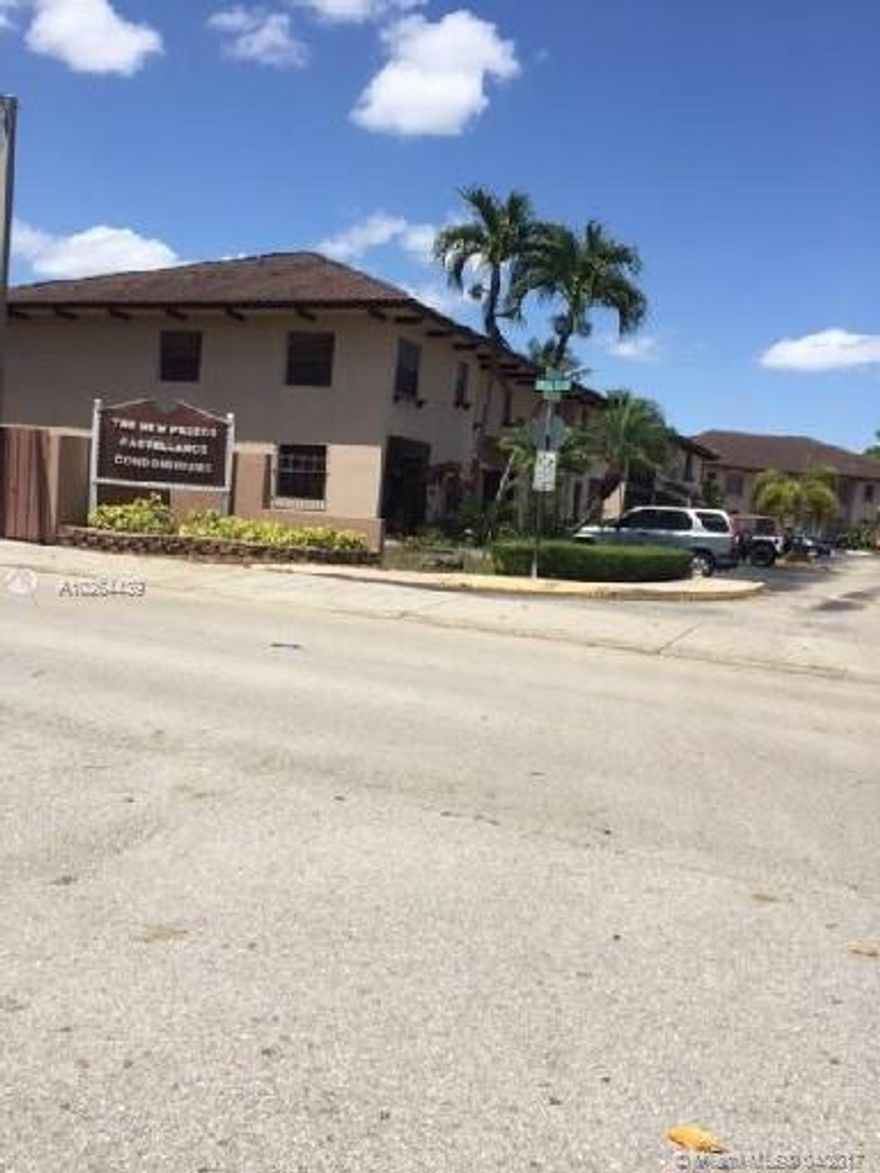 BEAUTIFULL TOWNHOME  IN NEW PASEOS CASTELLANOS 2/2,5   OPEN FLOOR. EAT KINCHEN LEAD TO PATIO,
2 PARKING SPACES, GUESS PARKING, CLOSE TO SHOPPING CENTER, TURNPIKE , MINUTES TO F.I.U
FLORIDA UNIVERSITY. 24 HOURS SECURITY PATROL! PROPERTY HAS A BRAND NEW A/C!! SELLER IS
VERY MOTIVATED!NO FHA!! CONTRACT IS CONTINGEN ON SELLER'S SELLING THEIR PROPERTY, PROPERTY SOLD AS IS !!