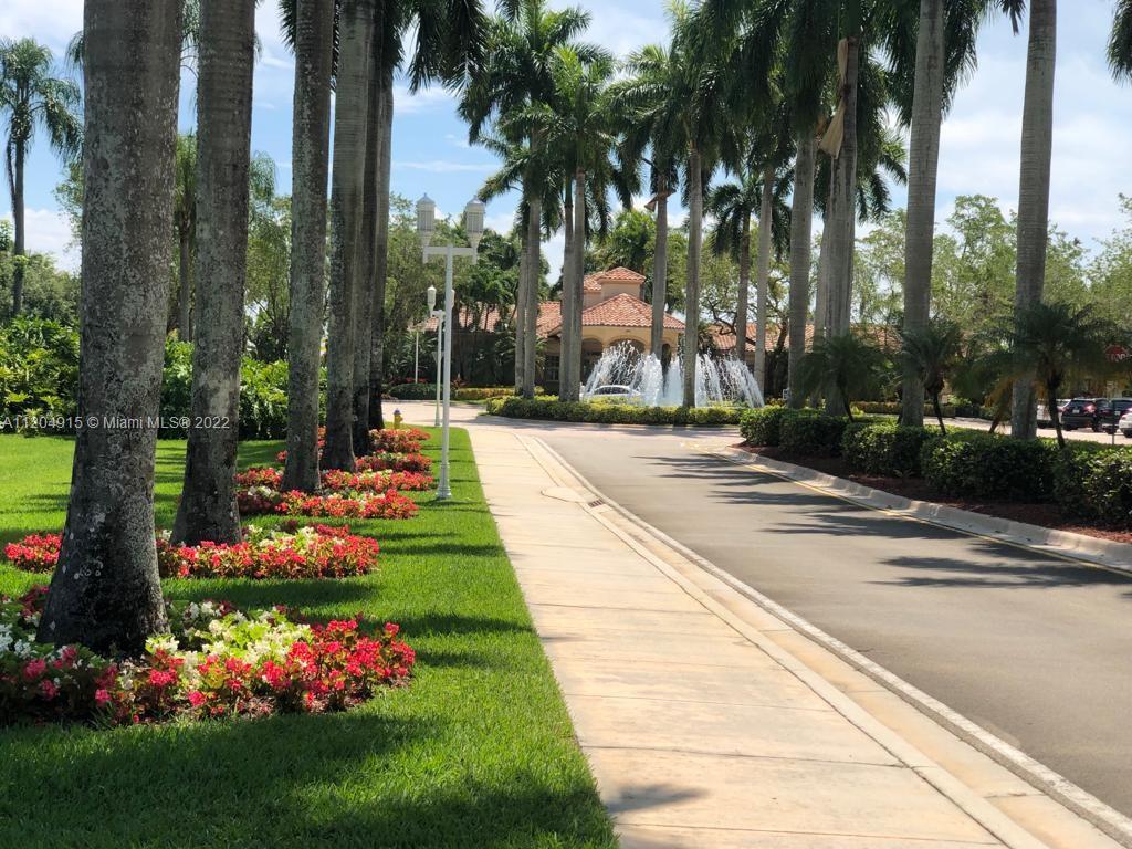 Beautiful lakefront 3 bedrooms, 2 1/2 bathrooms townhouse in the prestige community of Pembroke Isles. Upgraded kitchen with granite countertops. Upgraded bathrooms. New tiles..Spacious master bedroom with large walking closet and lake view, second bedroom with lake view and third bedroom with balcony. Gated community with a lot of amenities including, pool, clubhouse, tennis and basketball courts, playgrounds, gym and many more. HOA includes cable and internet. Great Location, close to mayor highway I-75, theaters, shopping centers, malls, restaurants,….Easy to show