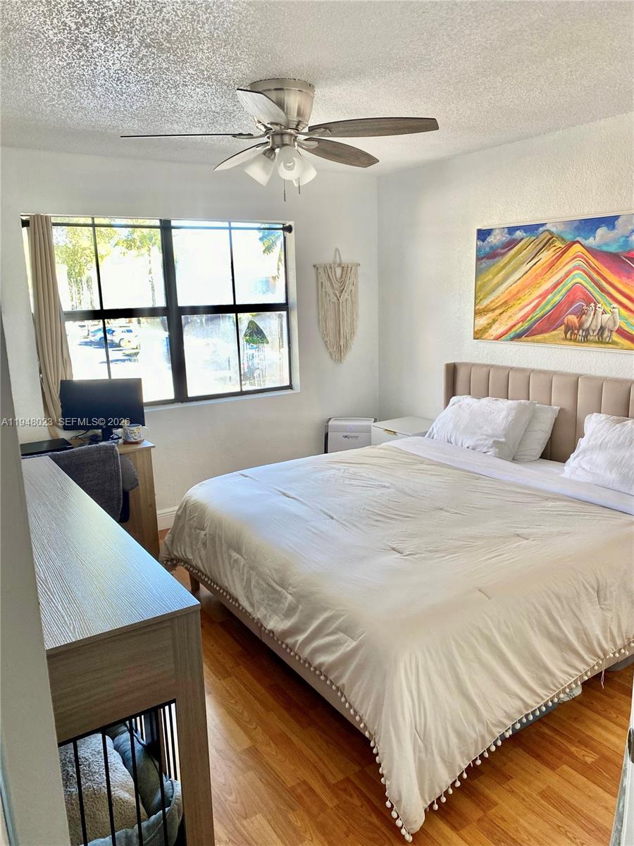 VISTA LAGO AT THE HAMMOCK - Residential