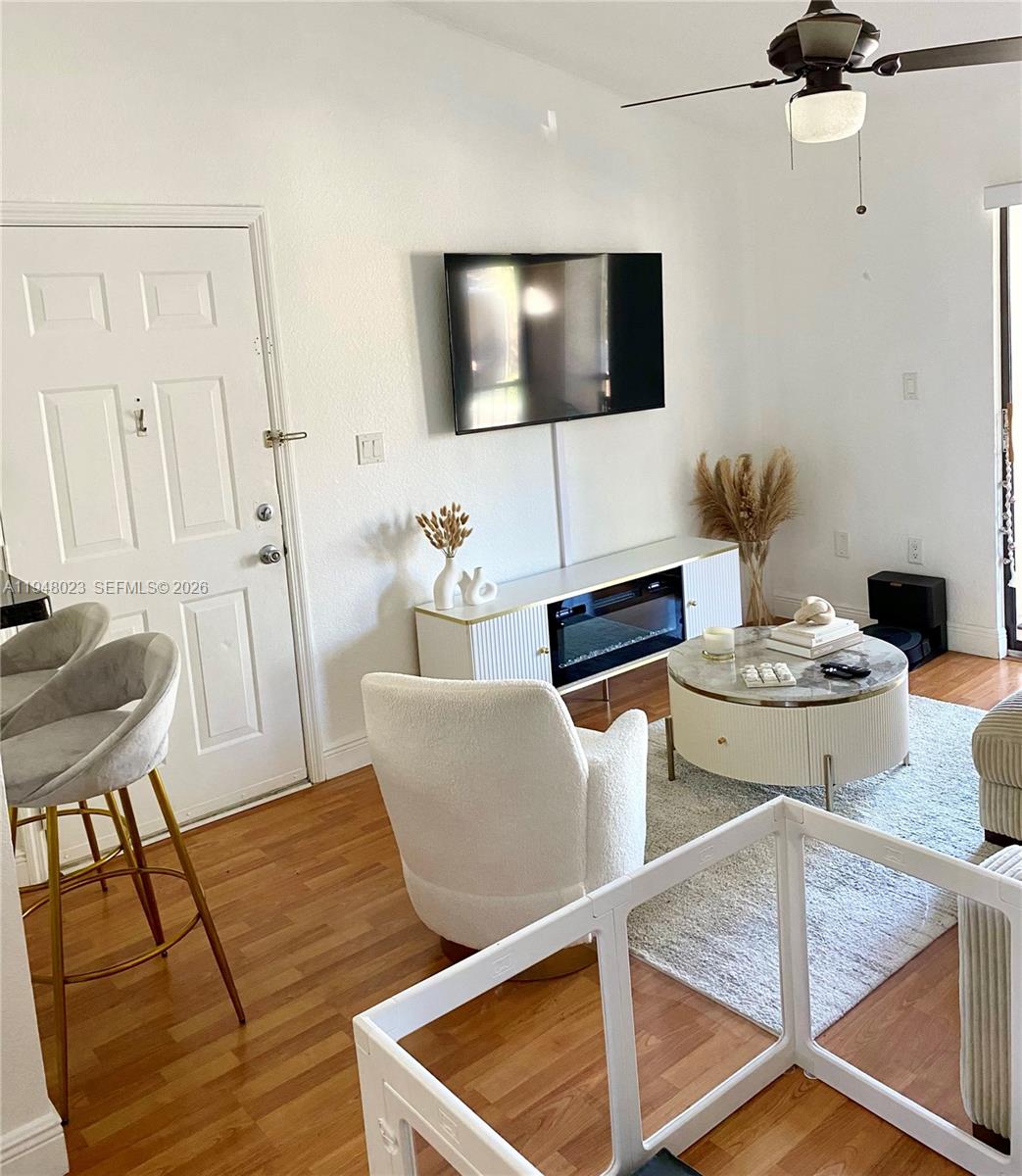 VISTA LAGO AT THE HAMMOCK - Residential