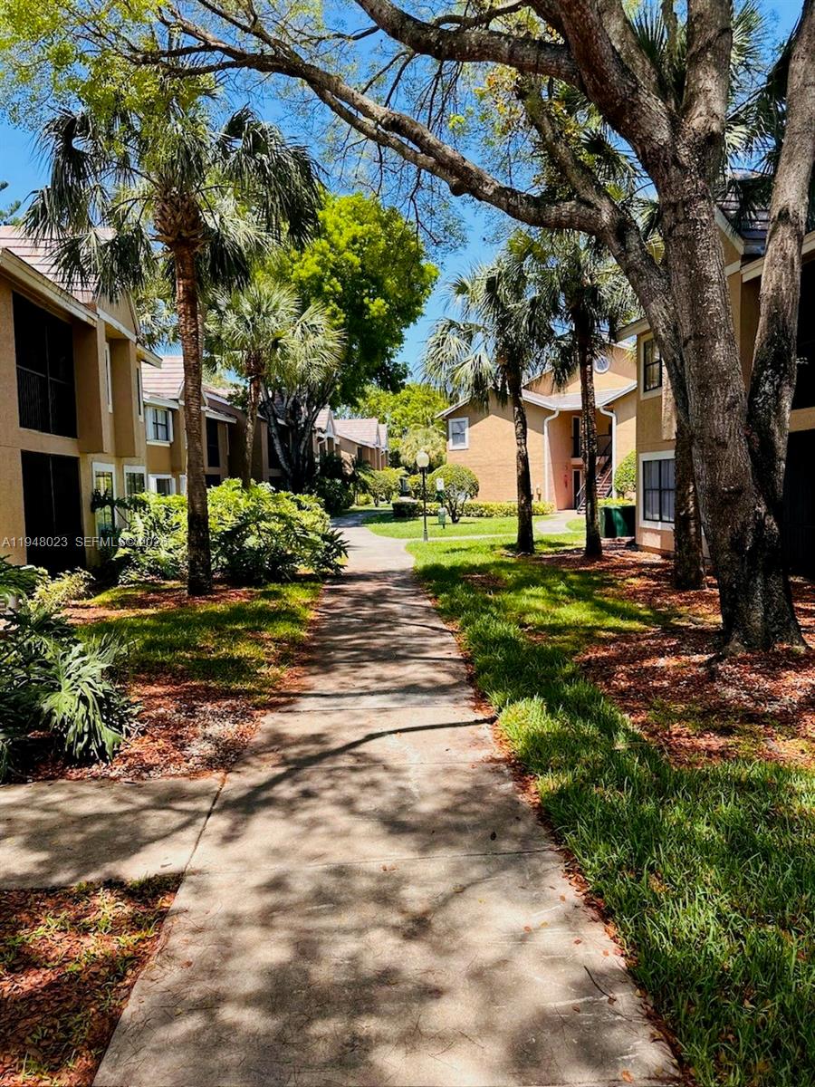 VISTA LAGO AT THE HAMMOCK - Residential