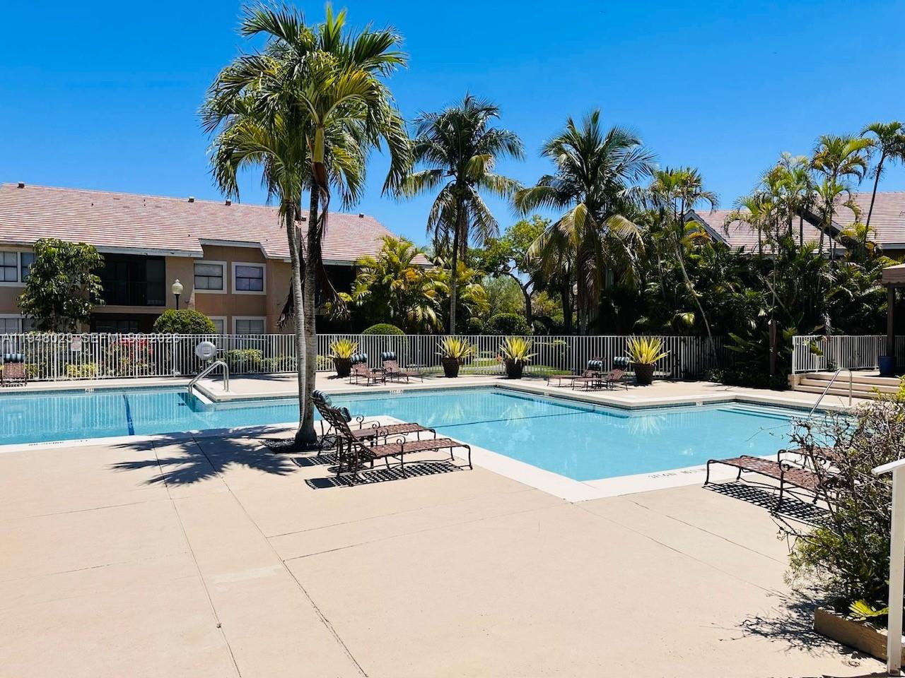 VISTA LAGO AT THE HAMMOCK - Residential