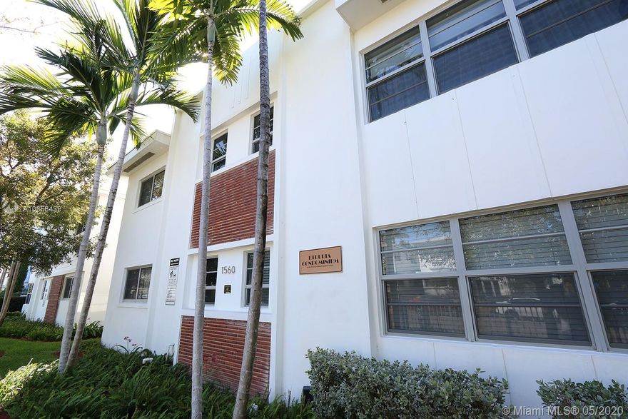 Very Nice art deco, wood floor throughout, Stainless steel appliances, quarts countertop. and fully furnished. 1 block to Lincoln rd, and just a few blocks to the beach. Cable and internet included.