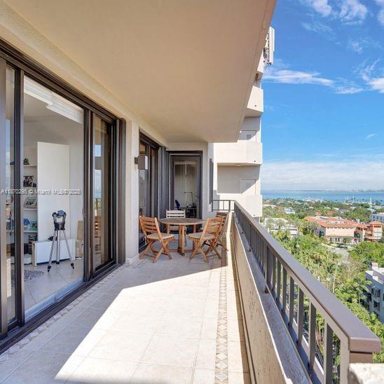 THE EMERALDBAY @ KEY COLO - Residential