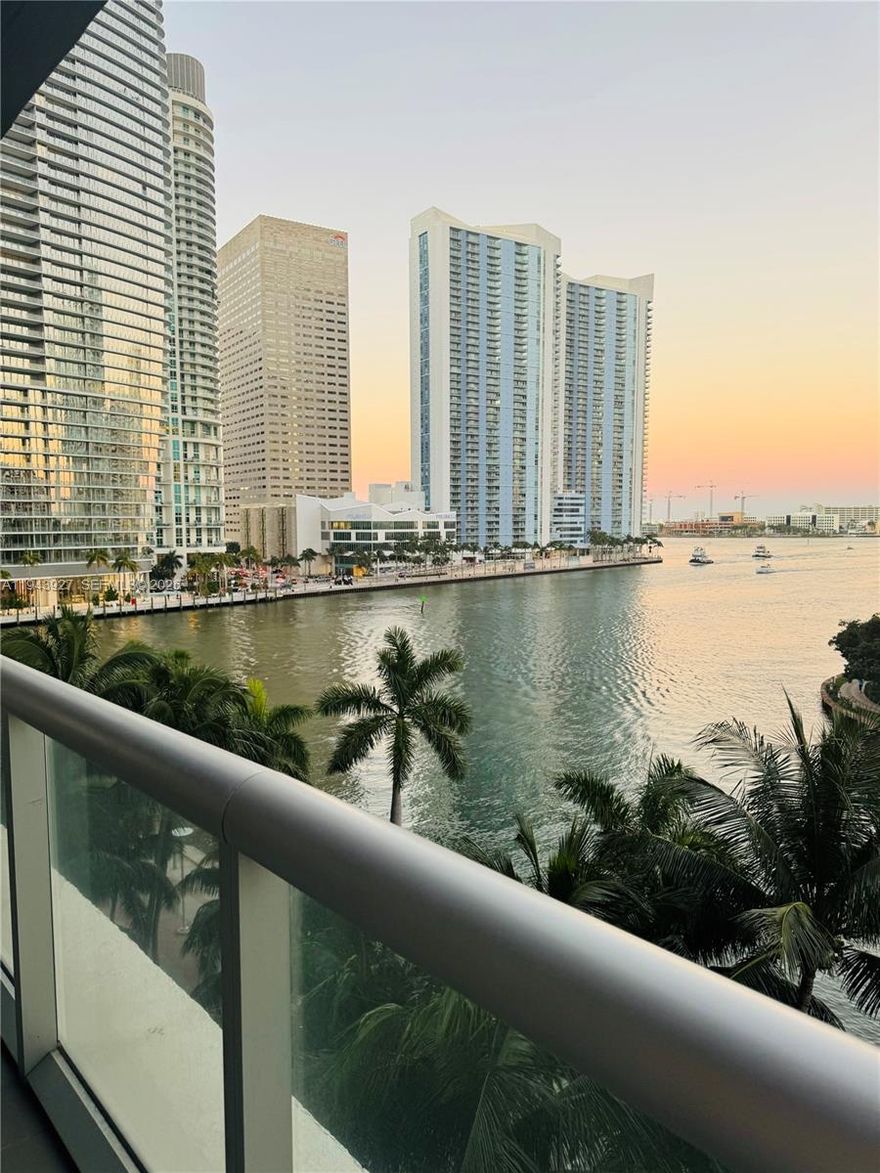 Spectacular 2Bed /2 Bath +Den Bayliner unit in the Icon brickell. 1,325FT. Breathtaking views of the Bay, Ocean
and City. This unit features ceramic floors, Top of the Line kitchen Appliances, custom made walking closets and
window treatments. 5 Star amenities including theater, billiard room, gym, Luxury Spa, Infinity pool, Concierge,
restaurants and much more! This is a Must see!