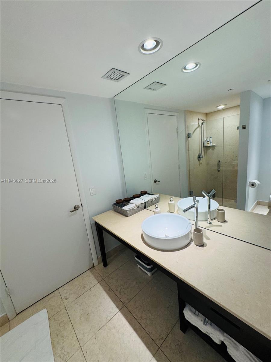 ICONBRICKELL CONDO NO 1 - Residential Lease