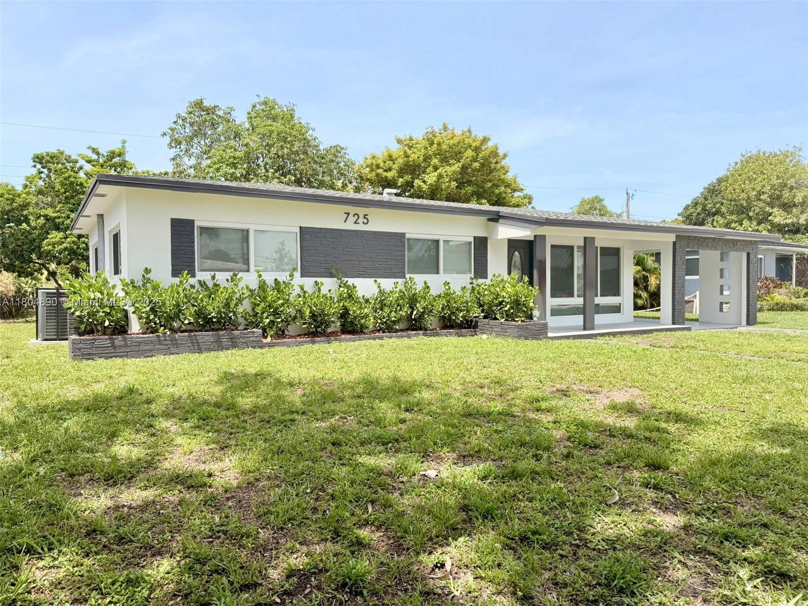 725 W Dayton Cir