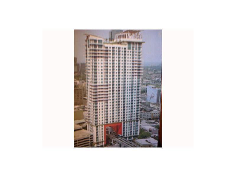 BRIGHT AND SPACIOUS STUDIO AT LOFT DOWNTOWN II. GREAT MIAMI LOCATION, STEPS FROM BAYFRONT PARK, BEST RESTAURANTS, AND GROCERY STORES. MODERN DESIGN, ROOFTOP POOL, FITNESS CENTER, PRIVATE AND SECURED. PARKING SPACE ASSIGNED, READY TO MOVE IN. VACANT AND EA SY TO SHOW!!!