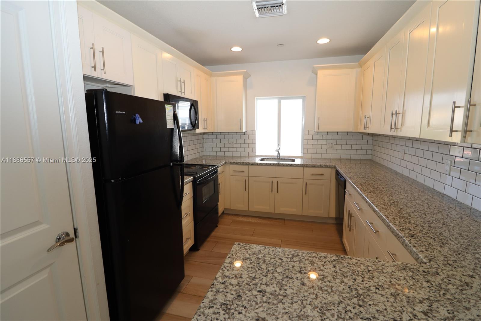 RESUB OF HIGHLAND ESTATES - Residential Lease