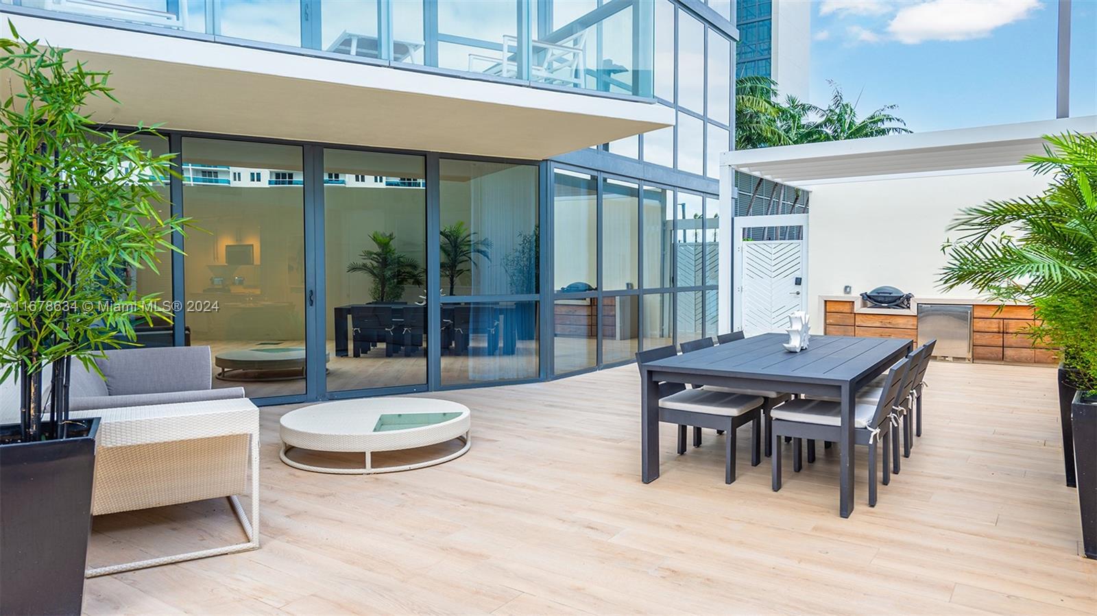 2201 Collins Ave 711
