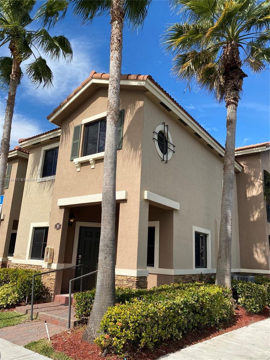 Large corner 3/2.5 townhouse at great community of Isles at Bayshore. Best amenities in the area. Easy to show. Available APRIL 1 2024 
2 parking spaces