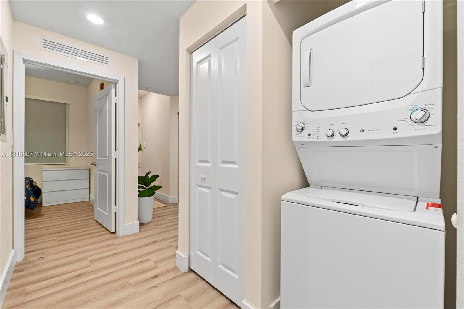 DOWNTOWN DORAL SOUTH PHAS - Residential