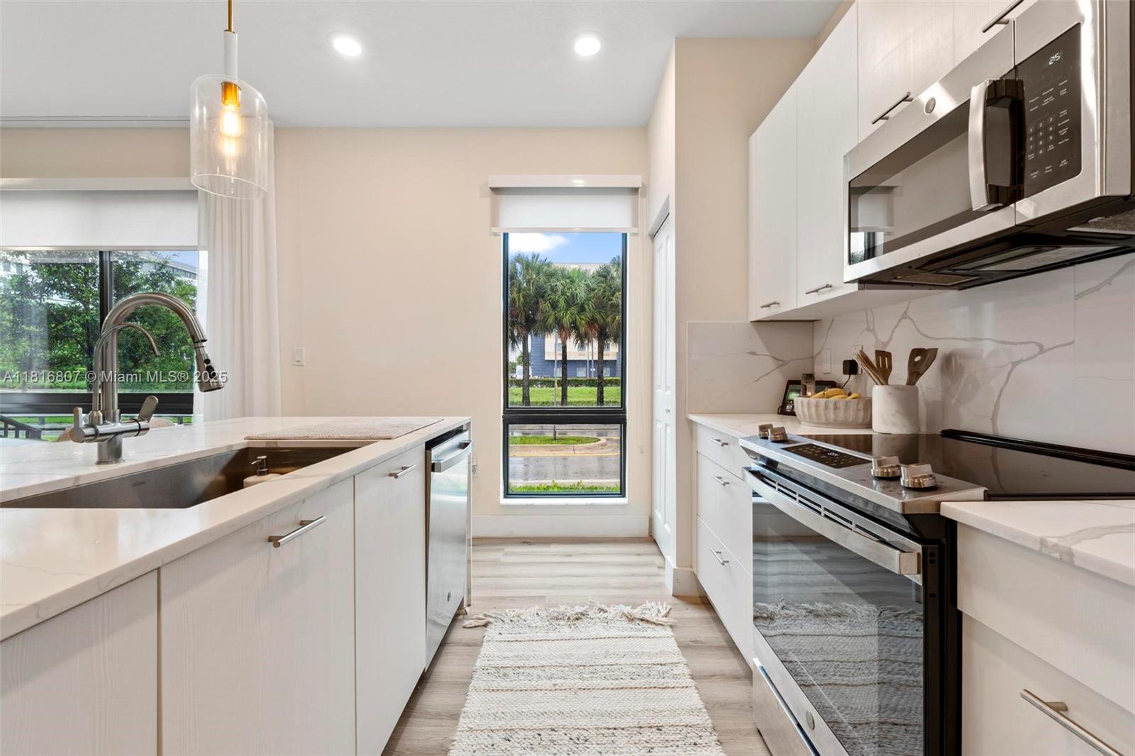 DOWNTOWN DORAL SOUTH PHAS - Residential