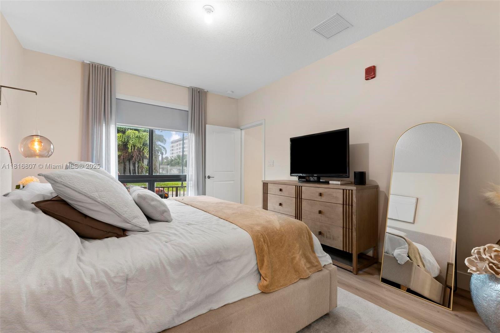 DOWNTOWN DORAL SOUTH PHAS - Residential