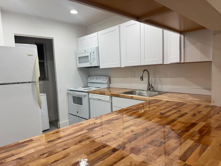 Beautifully remodeled 2-bedroom, 2-bathroom apartment available for rent.
This unit has been completely renovated and is ready for its first occupants. It features an open and modern layout with spacious walk-in closets, a private balcony, and in-unit washer and dryer for added convenience. The finishes are contemporary and thoughtfully selected, offering both comfort and functionality. Ideal for tenants seeking a fresh, move-in-ready home.
Welcome Selling Agents