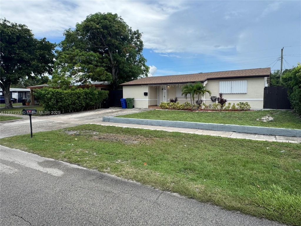 Photo of 2855 SW 10th St, Fort Lauderdale, FL 33312 (MLS # A11837233)