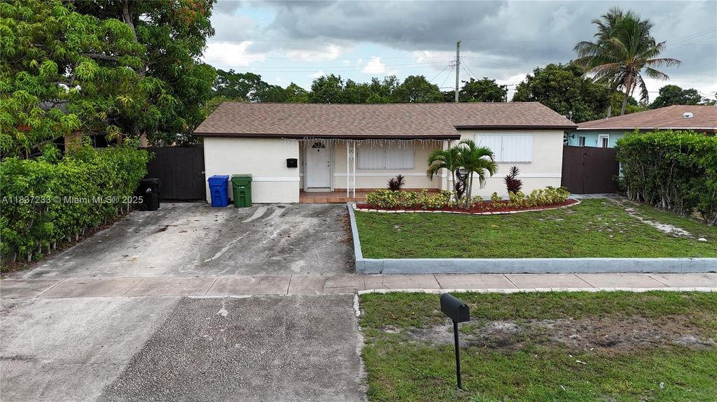 Photo of 2855 SW 10th St, Fort Lauderdale, FL 33312 (MLS # A11837233)