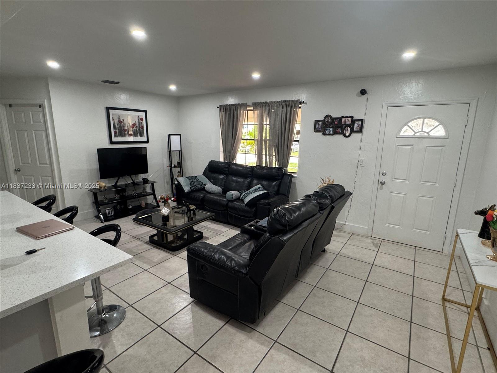 2855 SW 10th St