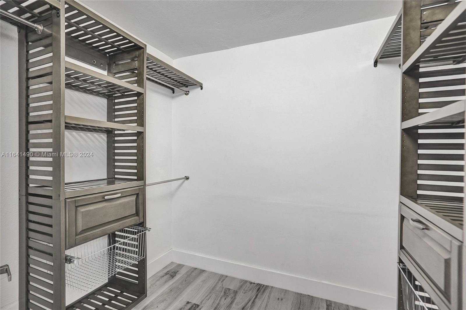 HOLLYWOOD HILLS - Residential