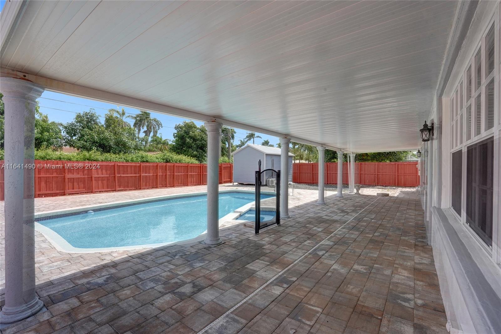 HOLLYWOOD HILLS - Residential