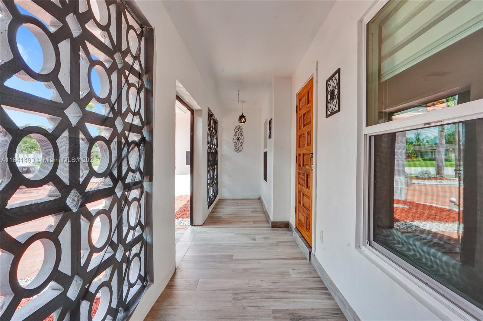 HOLLYWOOD HILLS - Residential