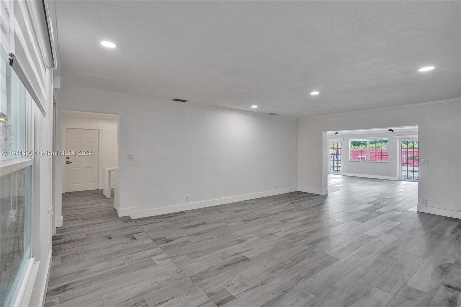 HOLLYWOOD HILLS - Residential