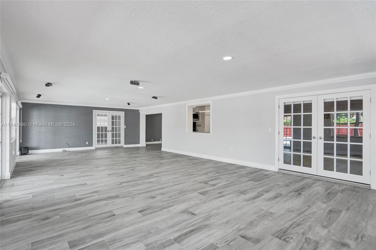 HOLLYWOOD HILLS - Residential