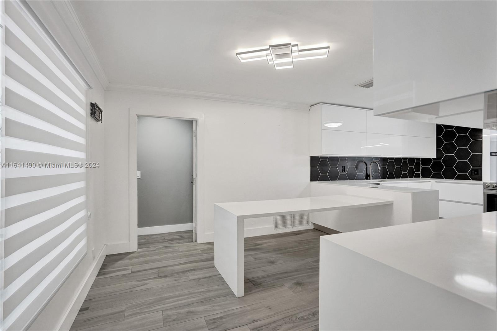 HOLLYWOOD HILLS - Residential