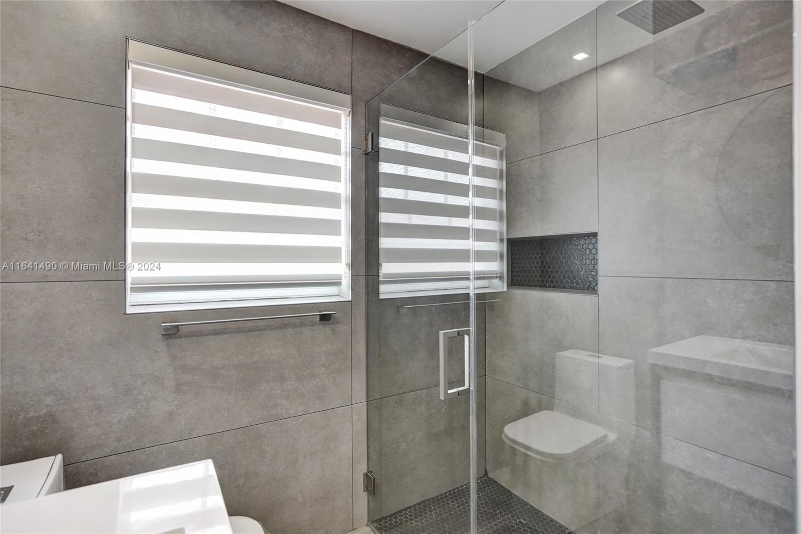 HOLLYWOOD HILLS - Residential