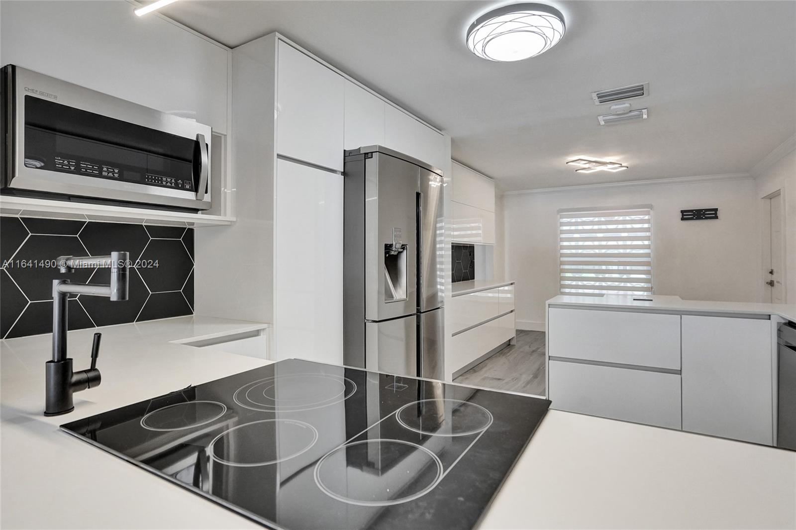 HOLLYWOOD HILLS - Residential